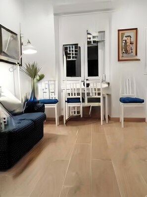 2 chambres, bureau, système d’insonorisation, fer et planche à repasser