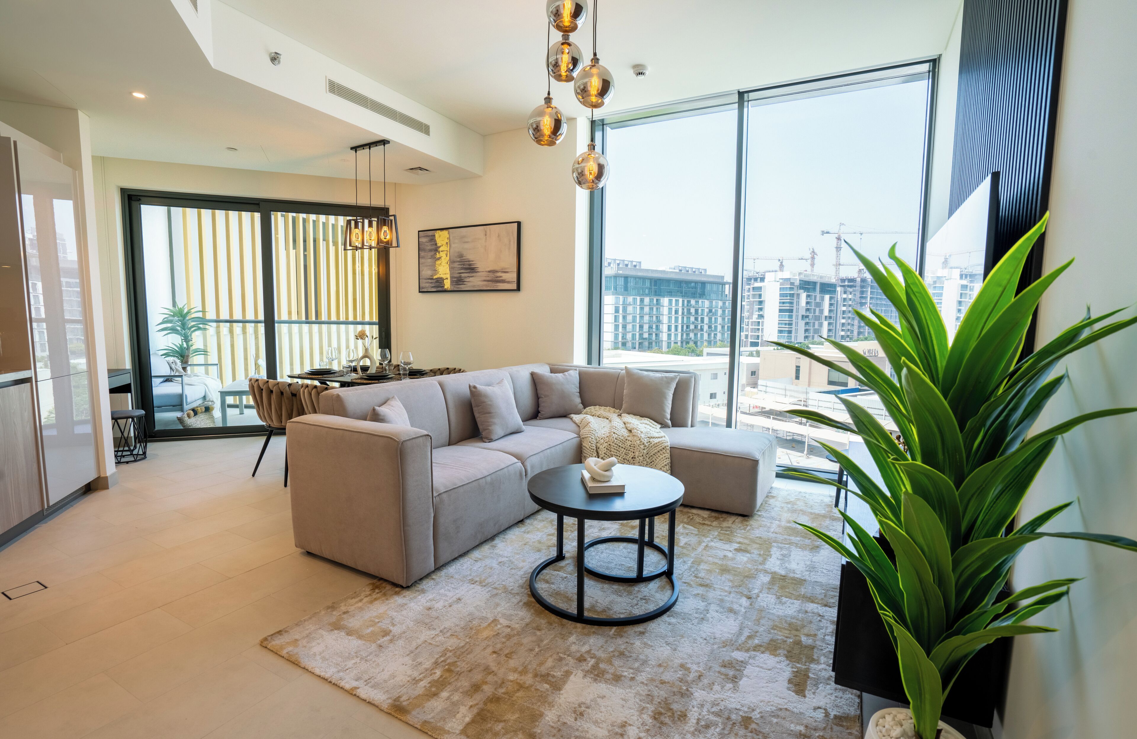 Deluxe-lejlighed | Opholdsområde | 65-tommers smart-tv med kabelkanaler, Netflix, streamingtjenester