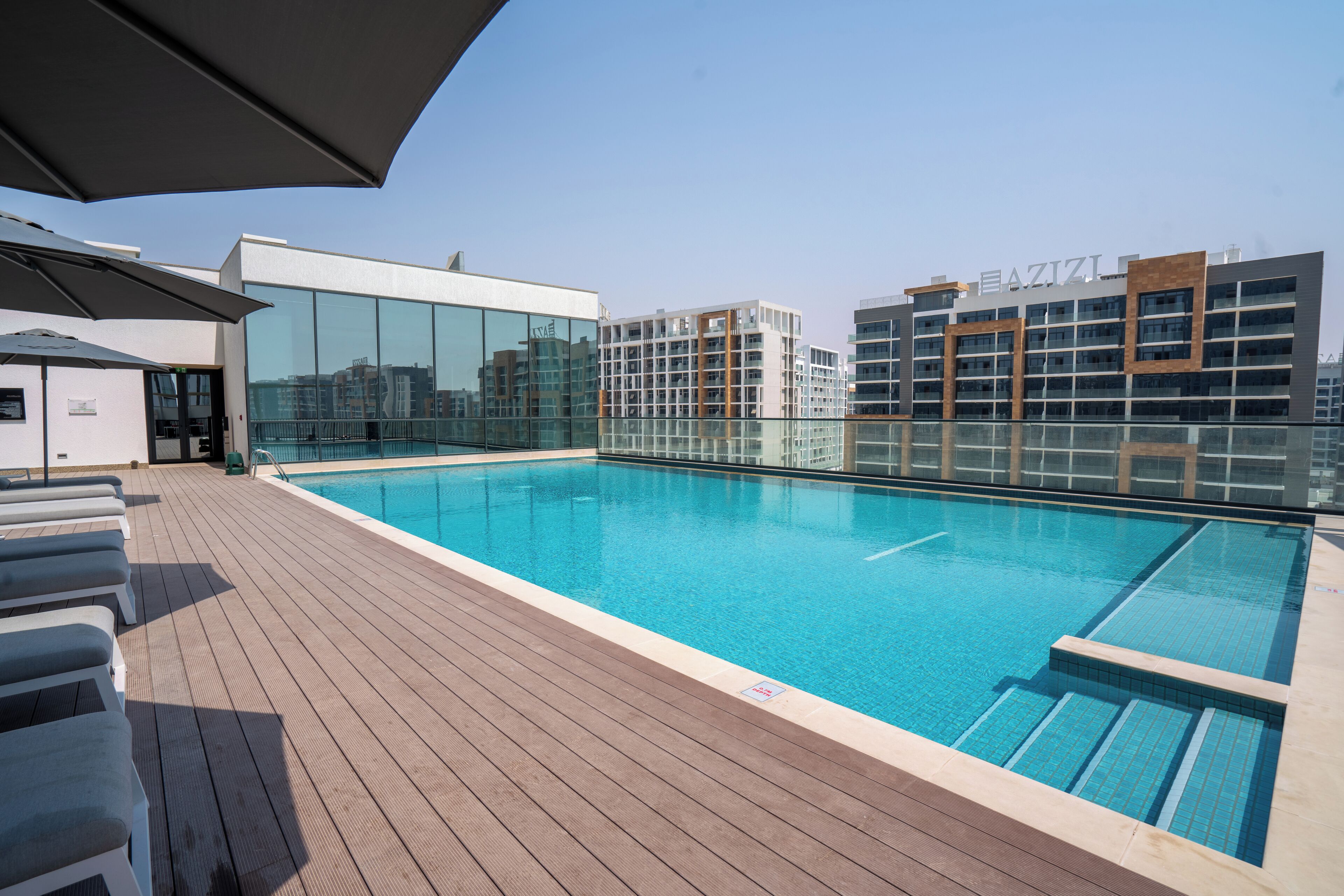 สระว่ายน้ำกลางแจ้ง