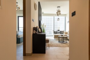 Exclusive-Apartment | Wohnbereich | 65-Zoll-Smart-TV mit Kabelempfang, Netflix, Streaming-Dienste