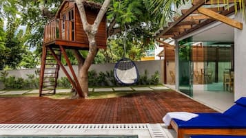 Piscina externa, funciona das 8h às 22h, espreguiçadeiras