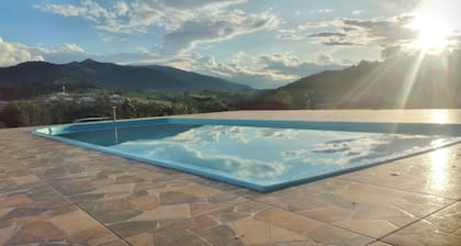 Complete house with two barbecue grills, swimming pool, kiosk, fishing spot on site.