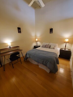 1 slaapkamer, een bureau, een strijkplank/strijkijzer, gratis wifi