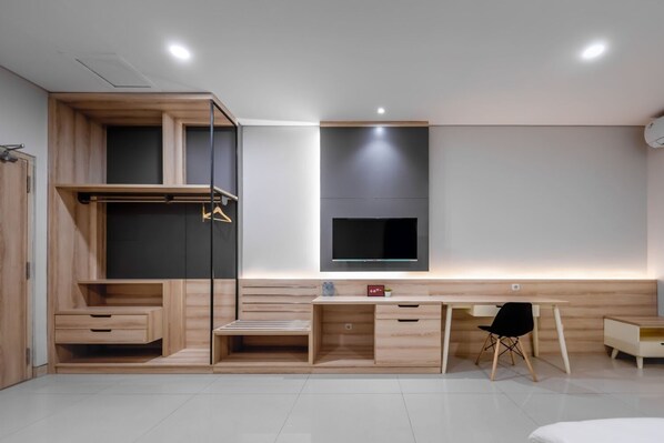 Rom – premium | Skrivebord, skrivebord for bærbar PC, wi-fi (inkludert) og sengetøy