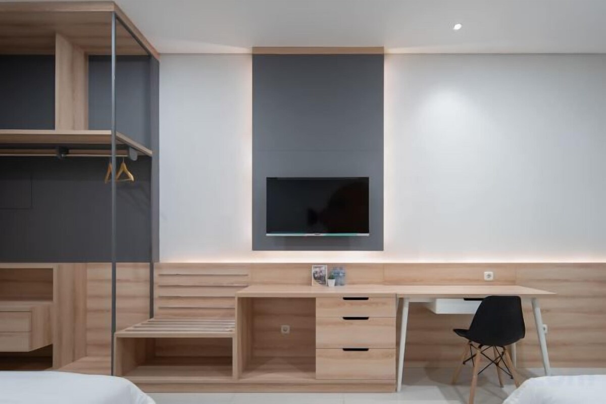 Desk, laptop workspace, WiFi (free), bed sheets