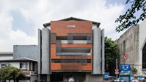 Un bâtiment moderne dont la façade porte une enseigne indiquant « Cove ».