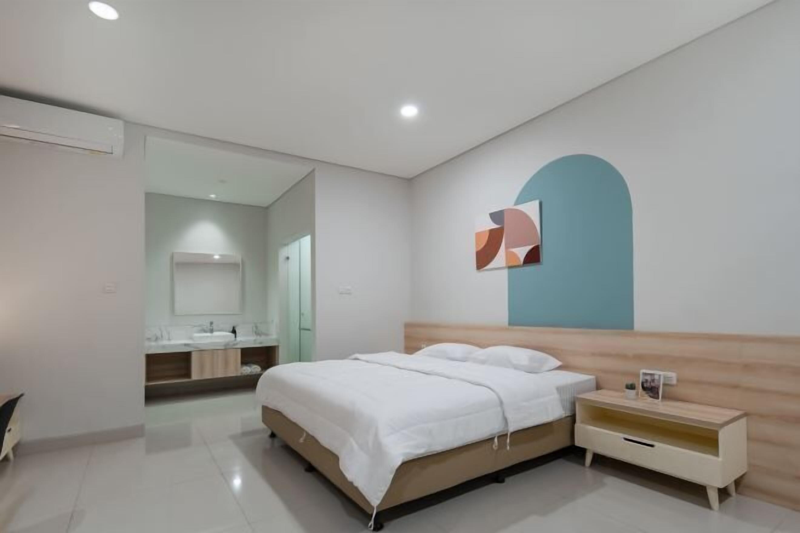 Työpöytä, kannettavalle tietokoneelle sopiva työtila, ilmainen Wi-Fi