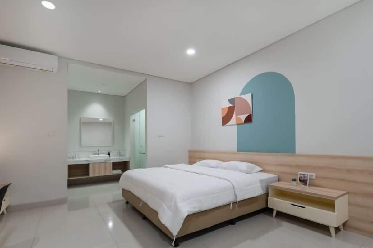 Desk, laptop workspace, free WiFi, bed sheets