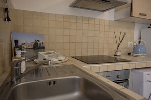 Kühlschrank, Ofen, Herdplatte, Wasserkocher mit Kaffee-/Teezubehör