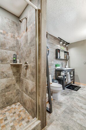 Douche, baignoire à remous, séchoir à cheveux, serviettes fournies