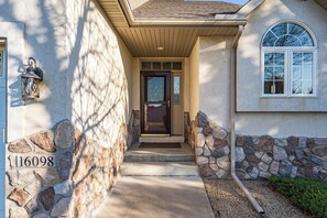 Exterior detail - Maple Grove Retreat (Osseo)