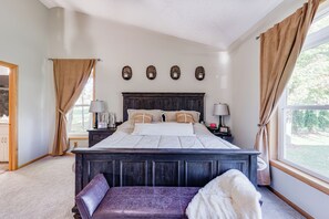 3 soverom, skrivebord, strykejern/-brett og reiseseng for barn