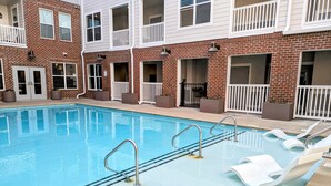 A swimming pool with metal railings and lounge chairs. - Cozy 1Br Near Downtown + Free Parking + Wifi+ Pool (Nashville)