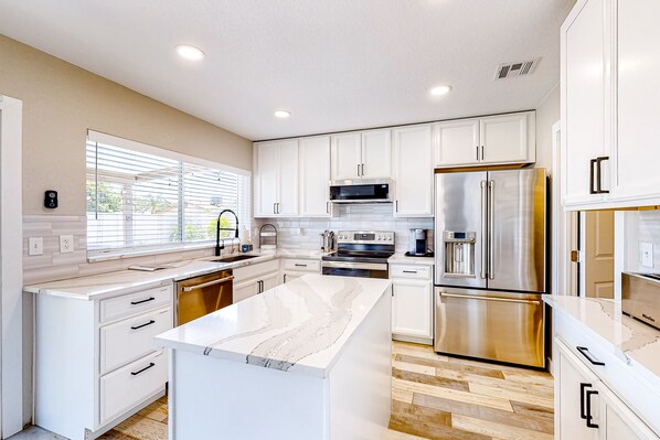 Refrigerador, microondas, horno y parrilla de estufa 