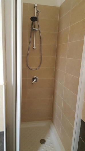 Regadera, secadora de cabello, bidet, toallas