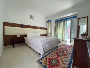 Standaard kamer | Een minibar, een kluis op de kamer, een bureau, beddengoed