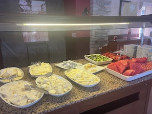 Free daily buffet breakfast - Eskiyali Otel (Bodrum)