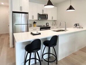 Fridge, microwave, oven, stovetop - Nest in the City - close to The Forks & Downtown
(Winnipeg)