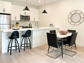 Dining - Nest in the City - close to The Forks & Downtown
 (Winnipeg)