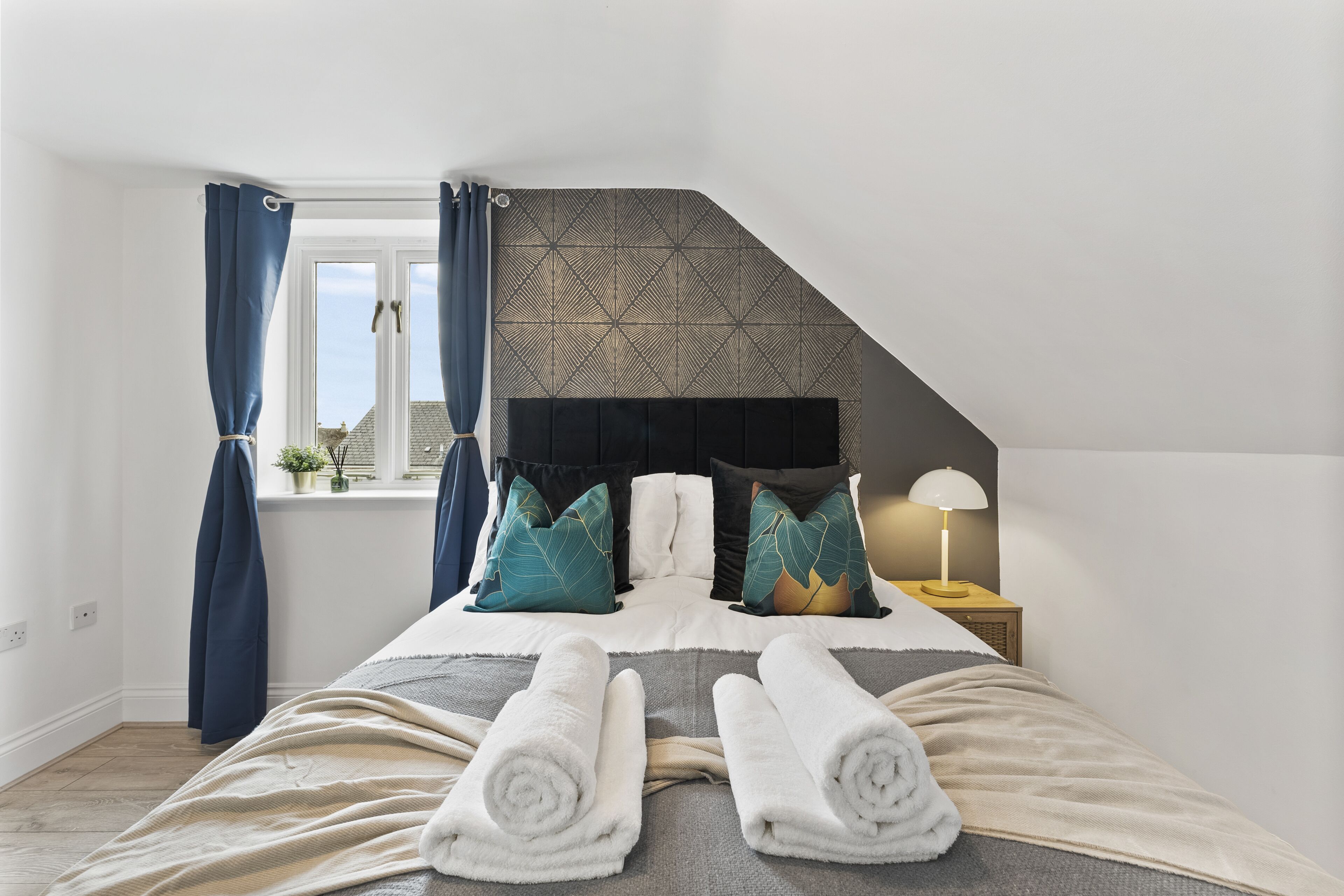 5 habitaciones, tabla de planchar con plancha, internet y ropa de cama 