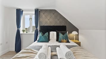 5 bedrooms, iron/ironing board, Internet, bed sheets