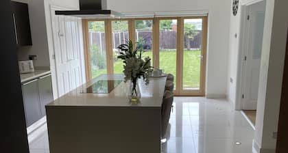 Remarkable 5-bed House in Walsall