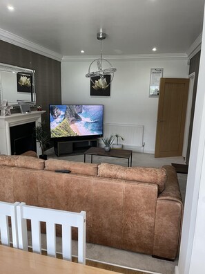 House, Multiple Beds | Living area - Remarkable 5-bed House in Walsall (Walsall)