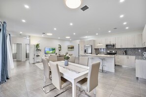 Microwave, stovetop, coffee/tea maker, cookware/dishes/utensils - Avi Lux Stay (Miami)