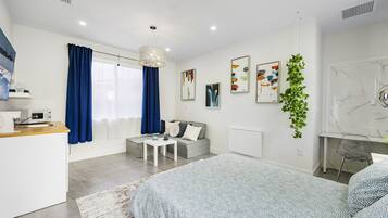 Douche, articles de toilette gratuits, serviettes fournies, savon