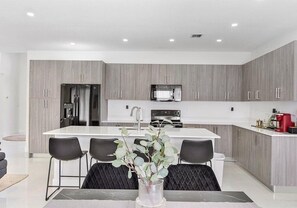 Microwave, stovetop, coffee/tea maker, electric kettle - Avi Lux Stay (Miami)