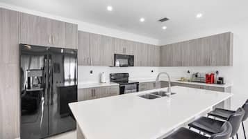 Ketuhar gelombang mikro, dapur, pembancuh kopi/teh, cerek elektrik