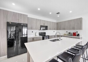 Micro-ondes, plaque de cuisson, cafetière/bouilloire