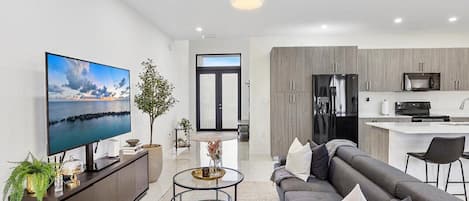 50 インチのスマートテレビ (デジタル放送視聴可)、Netflix、Hulu