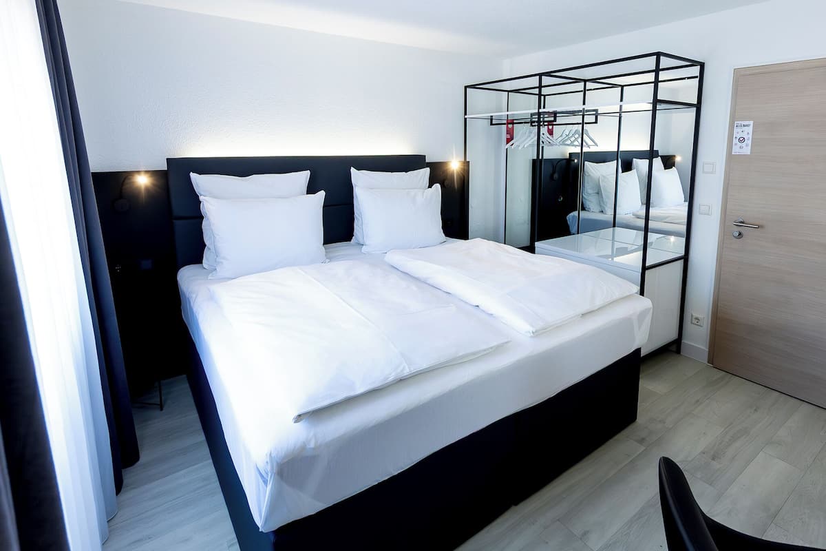 Kahden hengen huone | Ilmaiset minibaarituotteet, yksilöllisesti kalustettu, työpöytä