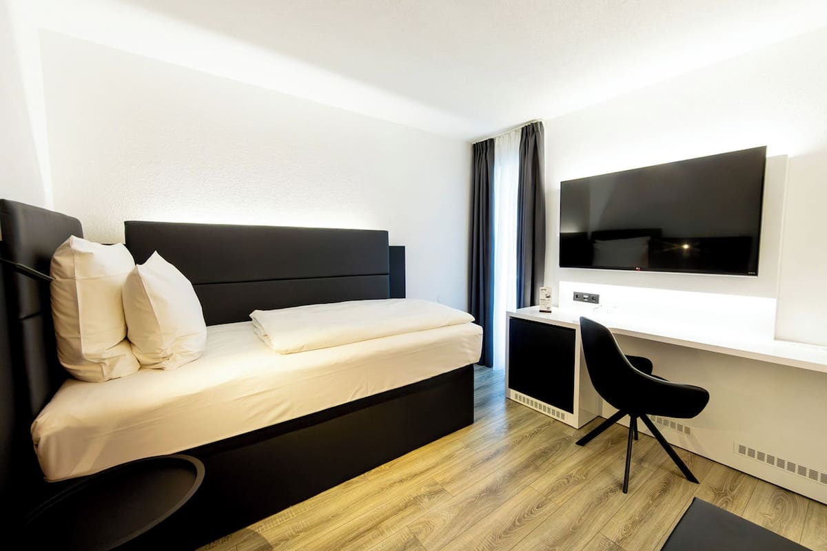 Yhden hengen huone | Ilmaiset minibaarituotteet, yksilöllisesti kalustettu, työpöytä