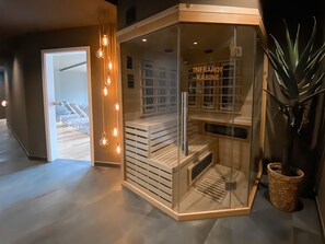 A glass-walled sauna with wooden steps and a bench, labeled "INFRAROT KABINE". - DORMERO Hotel Aalen (Aalen)
