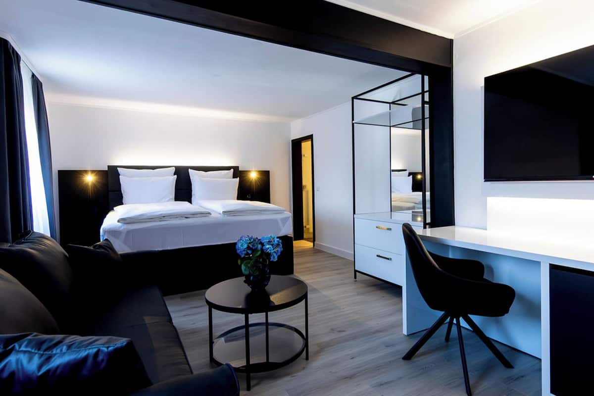 Kahden hengen comfort-huone | Ilmaiset minibaarituotteet, yksilöllisesti kalustettu, työpöytä