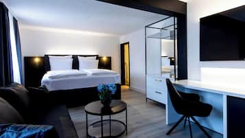 Minibar con artĂculos gratuitos, muebles diferentes y escritorio