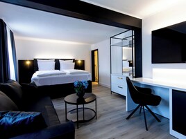 Minibar con artículos gratuitos, muebles diferentes y escritorio 