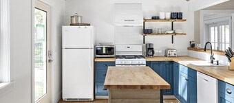 Edgartown Village Home w/ Pool. 
4bdrm / 3.5bth