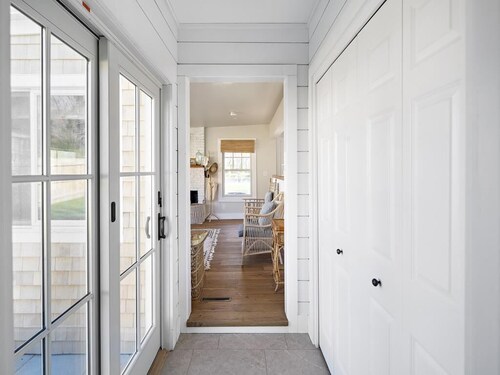 Edgartown Village Home w/ Pool. 
4bdrm / 3.5bth