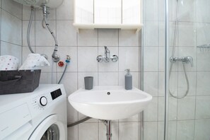 Douche, séchoir à cheveux, serviettes fournies