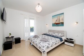 4 bedrooms, internet, bed sheets