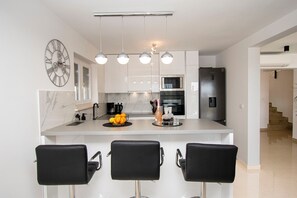 雪櫃、微波爐、焗爐、爐具