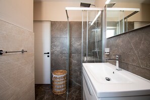 Bathtub, free toiletries, hair dryer, bidet - Villa Enka in a good location (Banjole)
