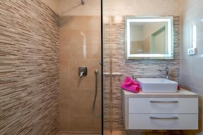 Douche, articles de toilette gratuits, sĂšche-cheveux