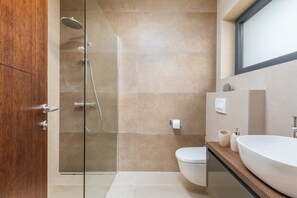 Douche, séchoir à cheveux, serviettes fournies