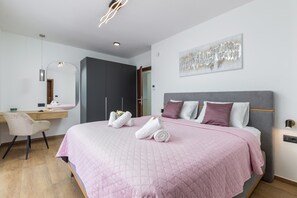 4 bedrooms, internet, bed sheets