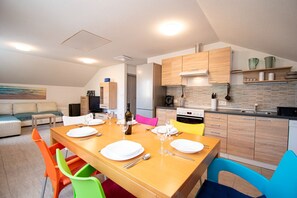 Kylskåp, mikrovågsugn, ugn och spishäll