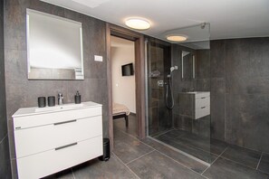 Bathtub, free toiletries, hair dryer, bidet - Villa Paradise with Private Pool in Medulin- Istria (Medulin)